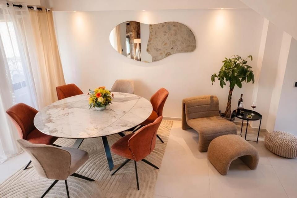 Living room, Seating area, Dining area