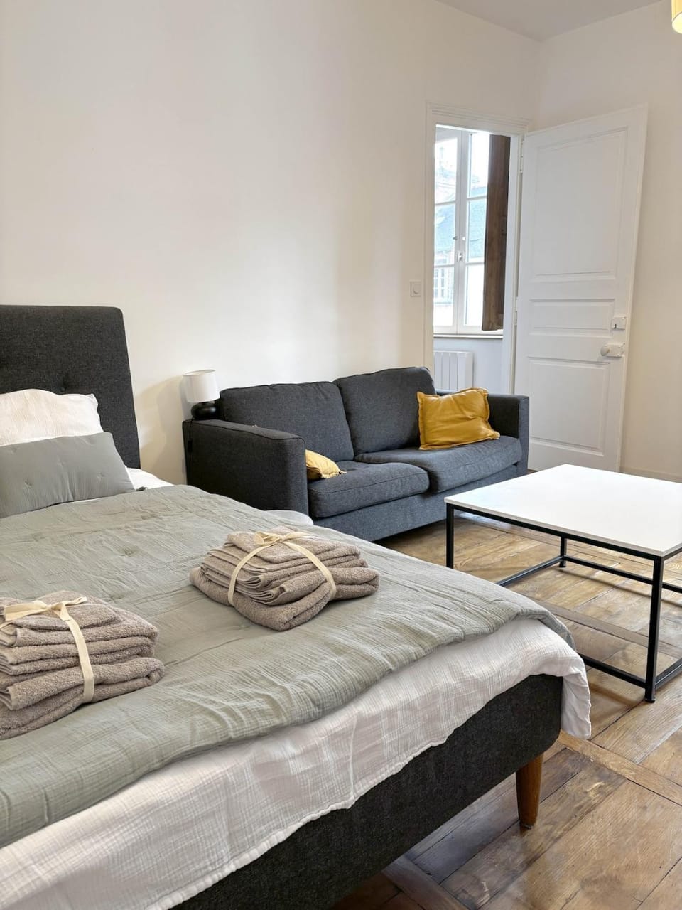 Bed, Living room