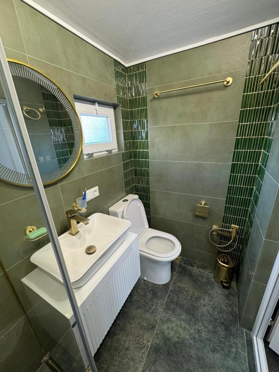 Shower, Toilet, Bath, towels