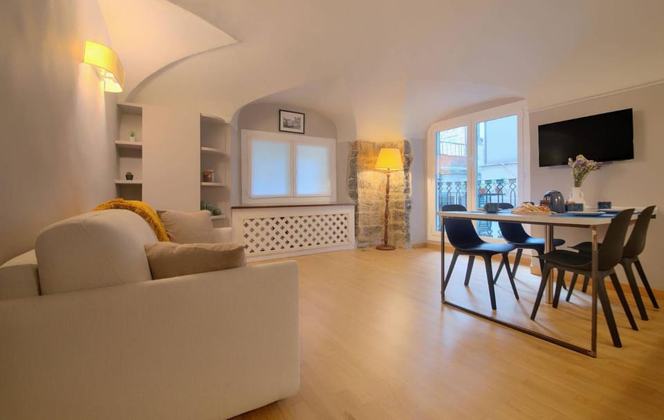 TV and multimedia, Living room, Seating area, Dining area
