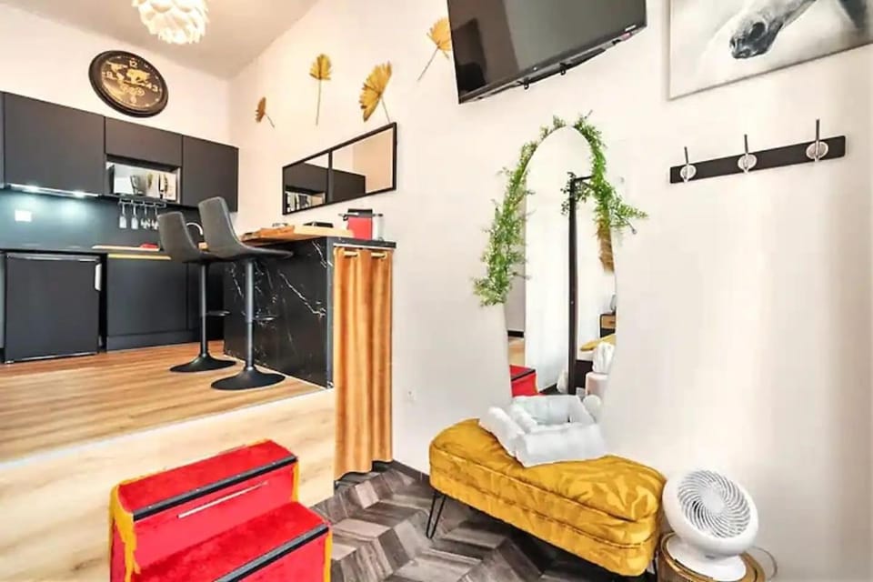 Romantic getaway with Balneo Centre Lorient Apartment in Lorient