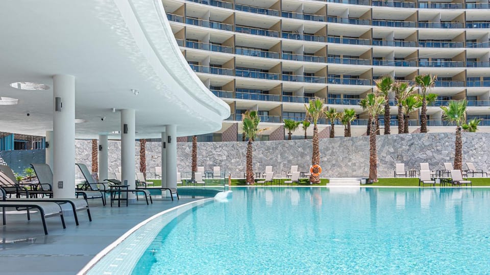 Swimming pool, sunbed