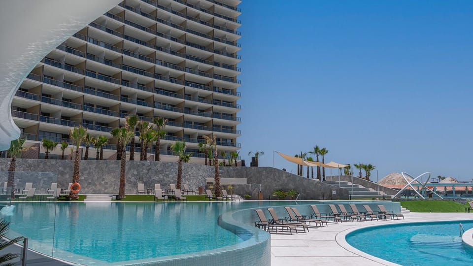 Property building, Day, Pool view, Swimming pool, Swimming pool, sunbed