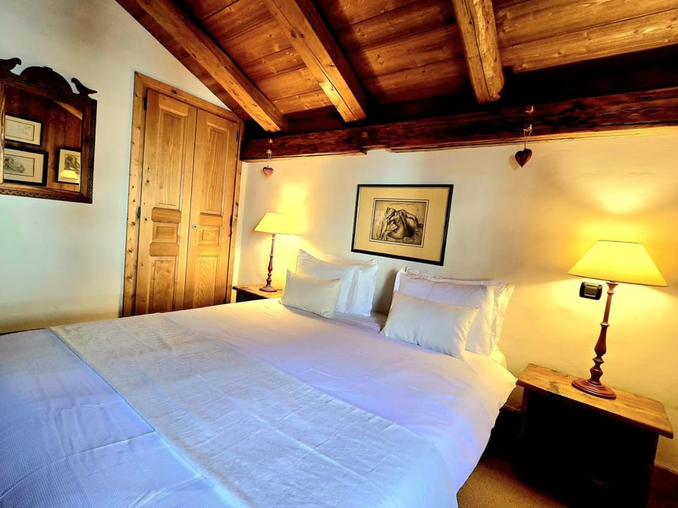 Photo of the whole room, Bedroom, wardrobe