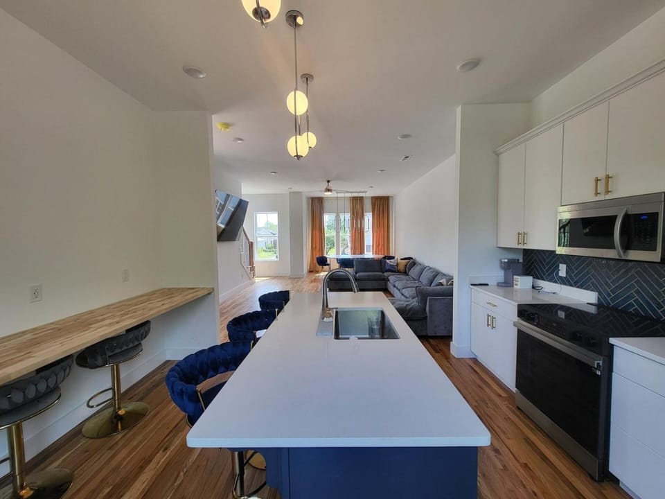 Pet-Friendly Townhouse with Free Parking in TN Apartment in Chattanooga