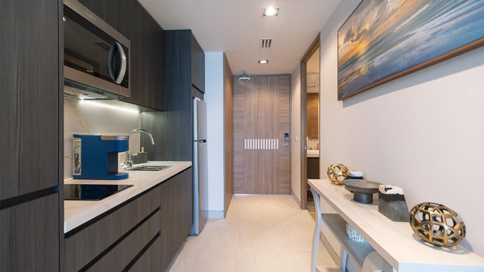 Coffee/tea facilities, Kitchen or kitchenette, oven, stove