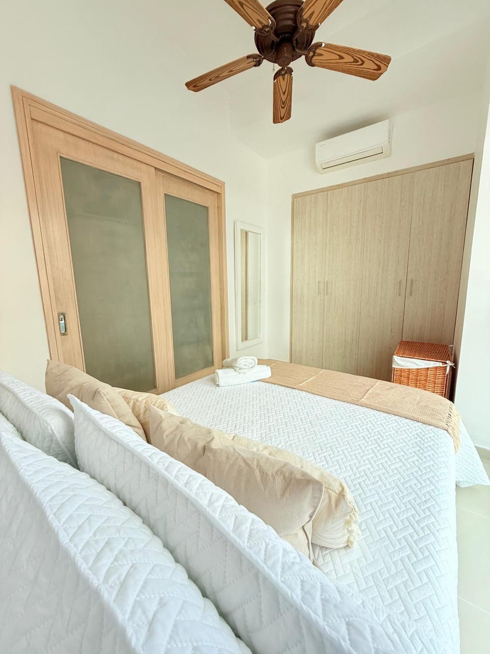 Bed, Photo of the whole room, Bedroom, wardrobe, air conditioner