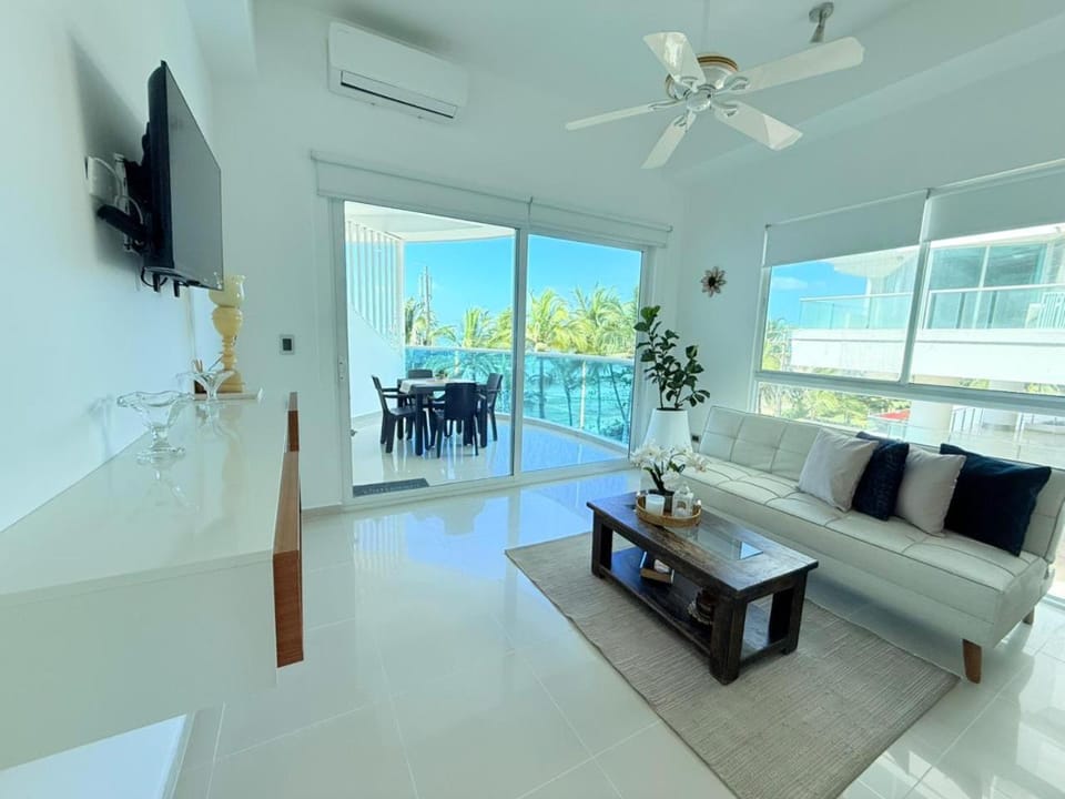 Communal lounge/ TV room, Natural landscape, TV and multimedia, Living room, Seating area, Dining area, air conditioner