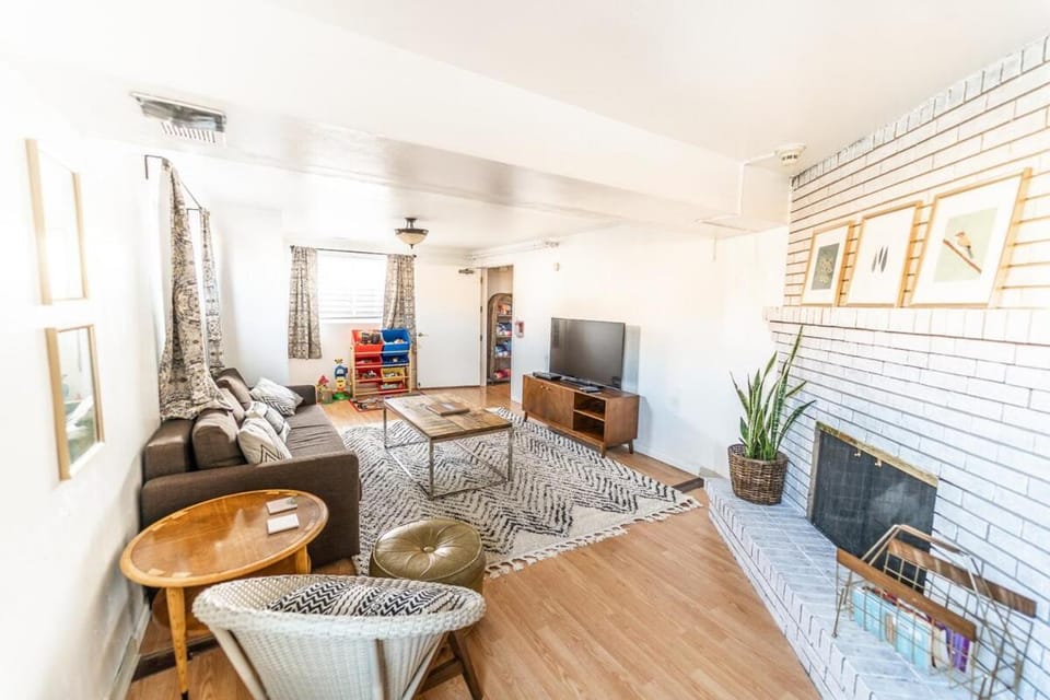 Turquoise Door, Spacious Duplex, 3 Kings near AFA House in Colorado Springs