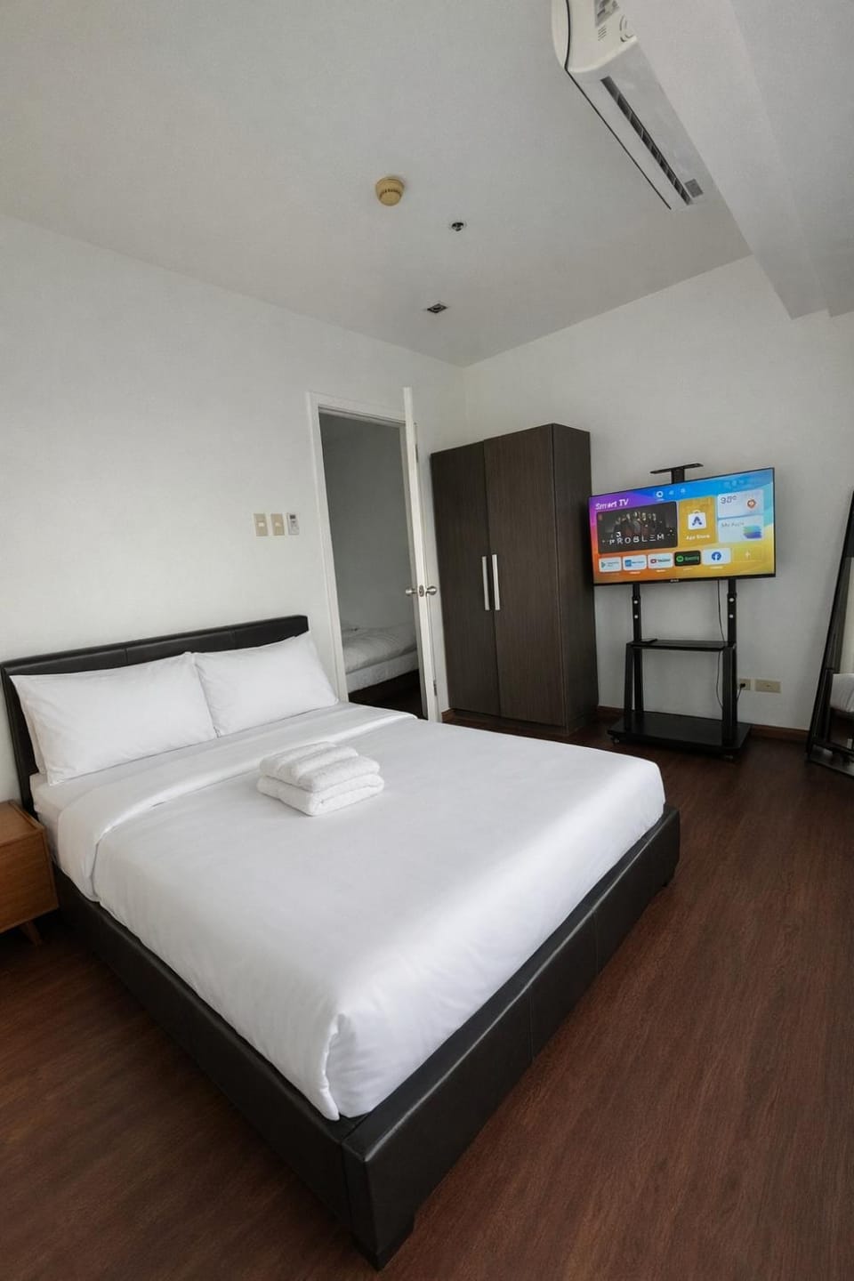 Bed, TV and multimedia, Photo of the whole room, Bedroom, air conditioner