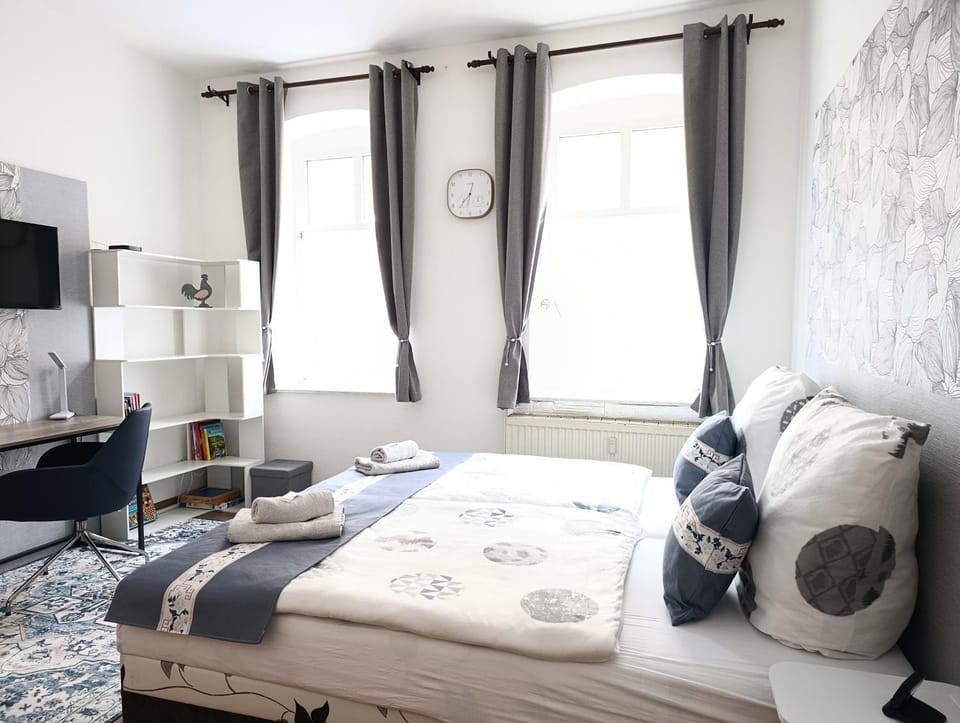 Bed, TV and multimedia, Photo of the whole room, Bedroom