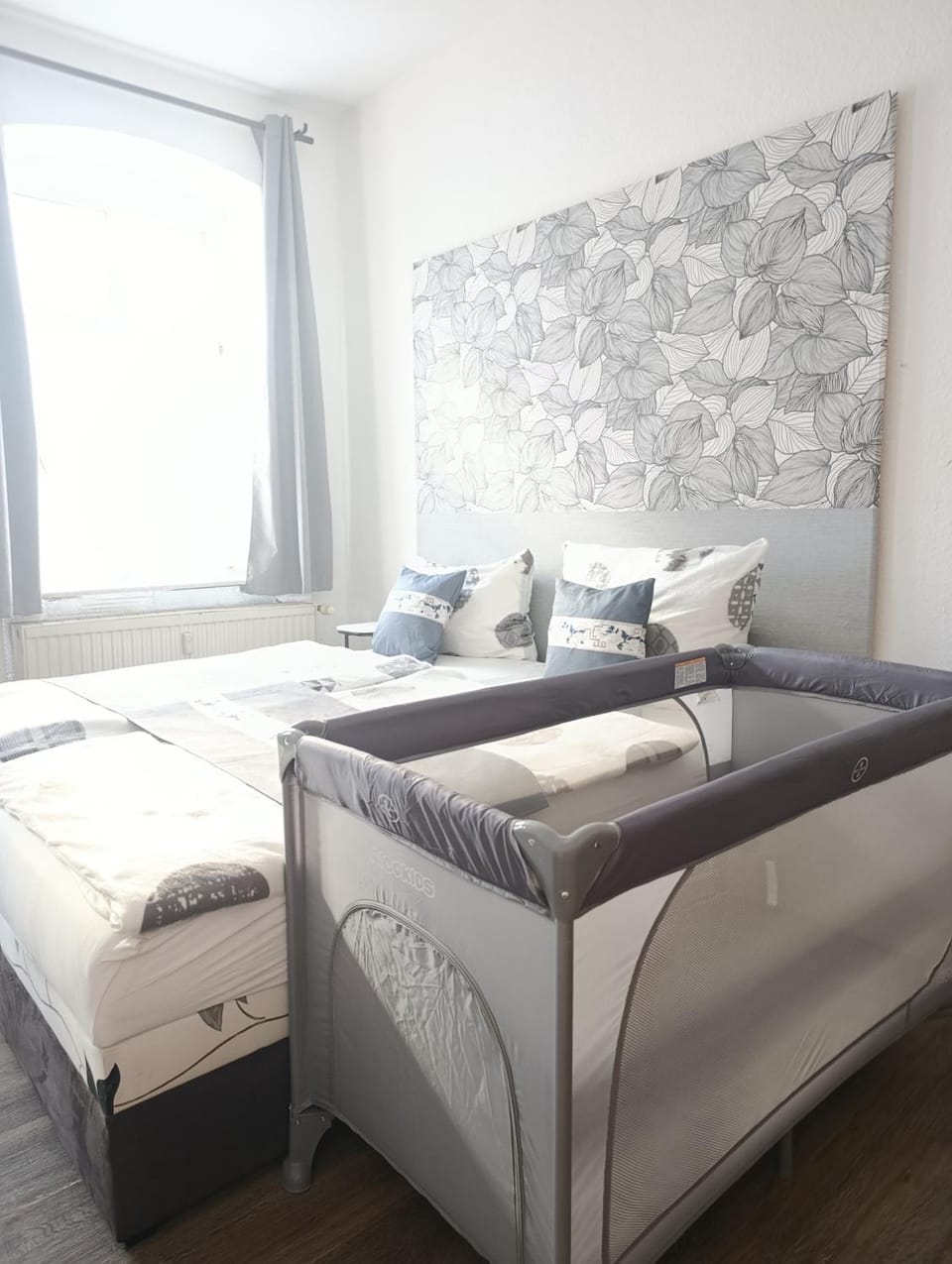 Photo of the whole room, Bedroom, cot