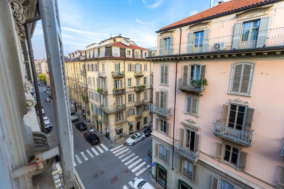 Charming Suite Gioberti, 5 min PNuova Apartment in Turin