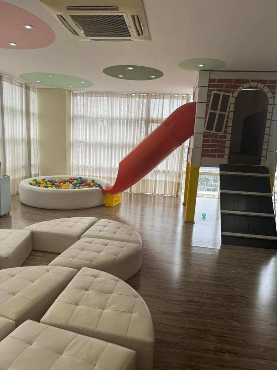 Charming particular apartment with barbecue, air conditioning and garage! Apartment in Curitiba