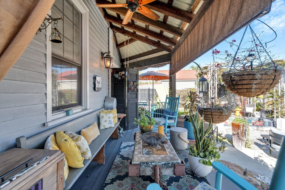 Bright cottage w gardens & bayou-style porch House in Ninth Ward