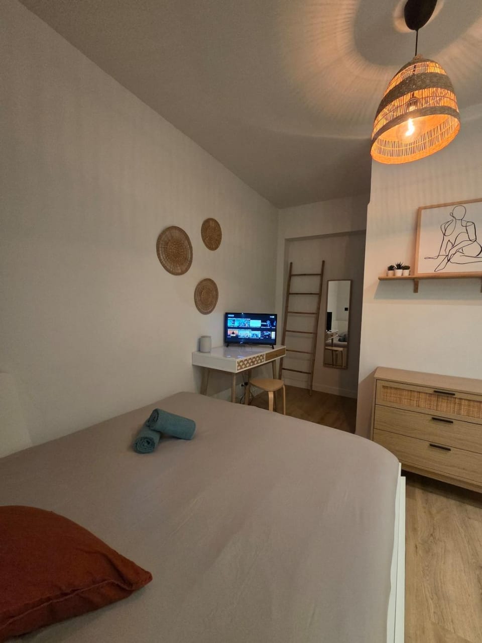 Bed, TV and multimedia, Photo of the whole room, Bedroom