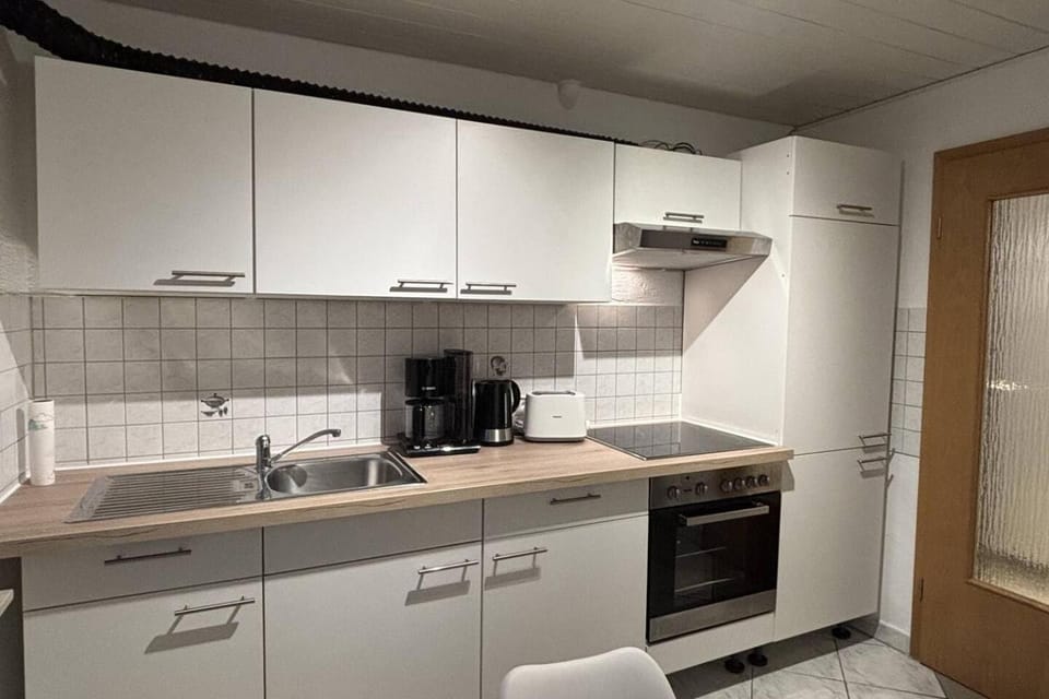 Coffee/tea facilities, Kitchen or kitchenette, dishwasher, stove, toaster