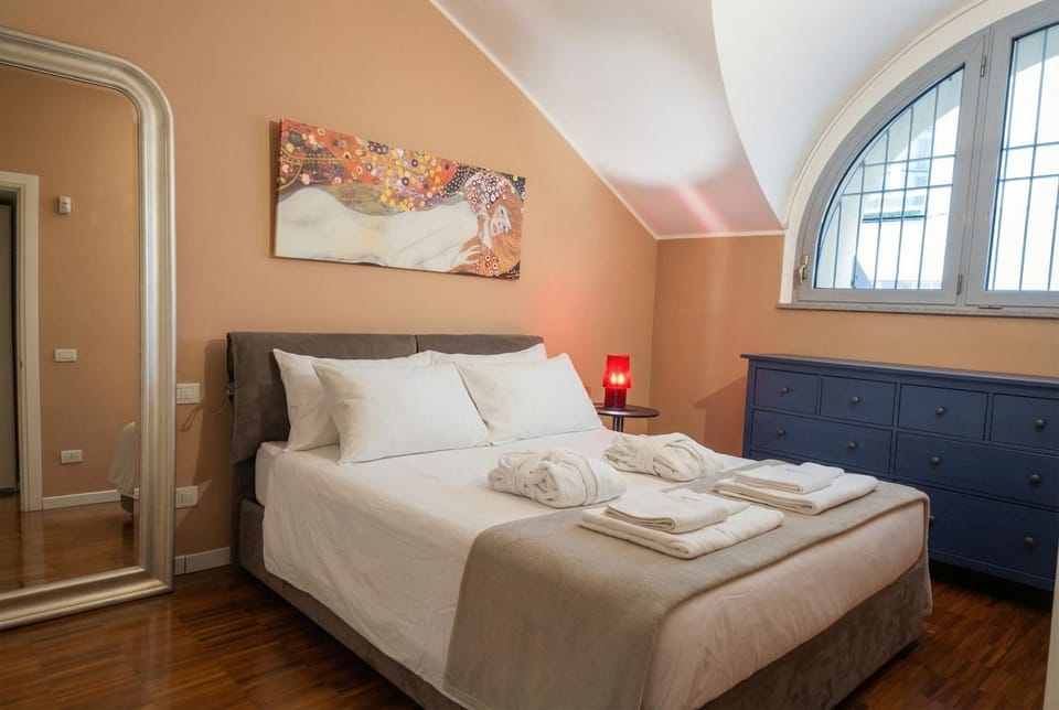 Bed, Photo of the whole room, Bedroom, towels