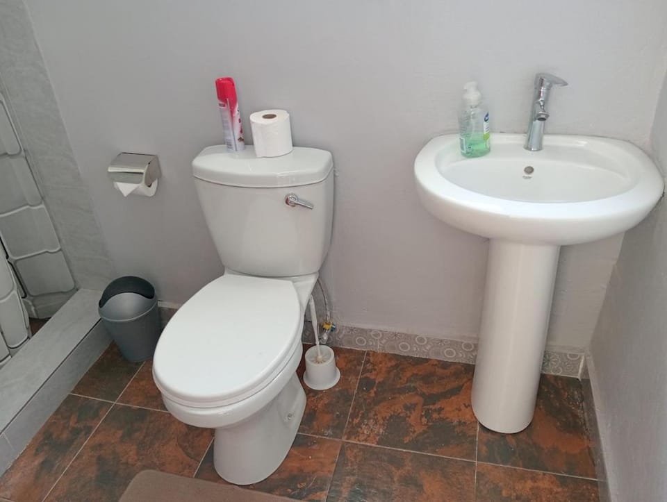 2 bedroom serviced accommodation along Zambezi River - Enjoy Game & Canoeing Safaris - Boat Cruises & Fishing - Starlink Internet & Power Backup available Apartment in Zimbabwe