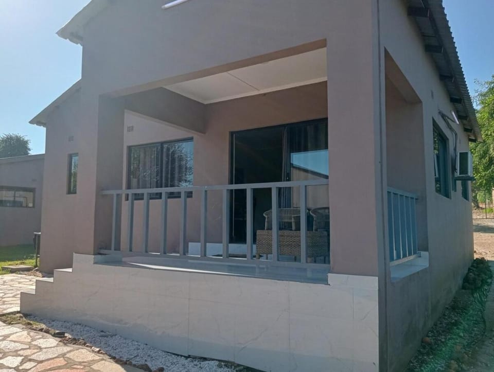 2 bedroom serviced accommodation along Zambezi River - Enjoy Game & Canoeing Safaris - Boat Cruises & Fishing - Starlink Internet & Power Backup available Apartment in Zimbabwe