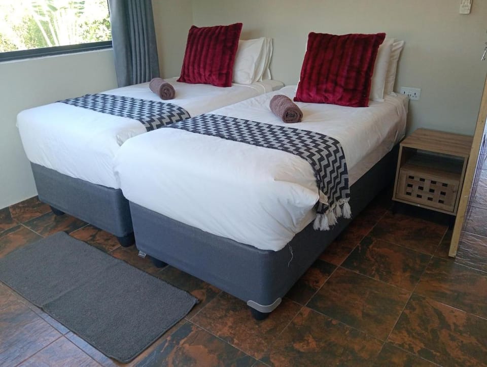 2 bedroom serviced accommodation along Zambezi River - Enjoy Game & Canoeing Safaris - Boat Cruises & Fishing - Starlink Internet & Power Backup available Apartment in Zimbabwe