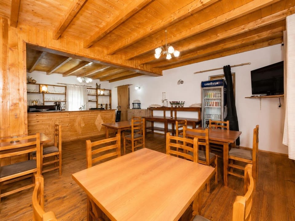 Restaurant/places to eat, Communal lounge/ TV room, TV and multimedia, Kitchen or kitchenette, Living room, Banquet/Function facilities, Seating area, Dining area, Evening entertainment, minibar