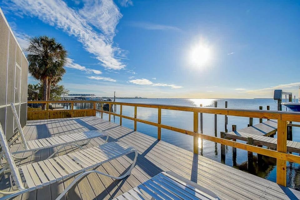 Family Waterfront 4BR Home Heated Pool Private Pier House in Tampa Bay