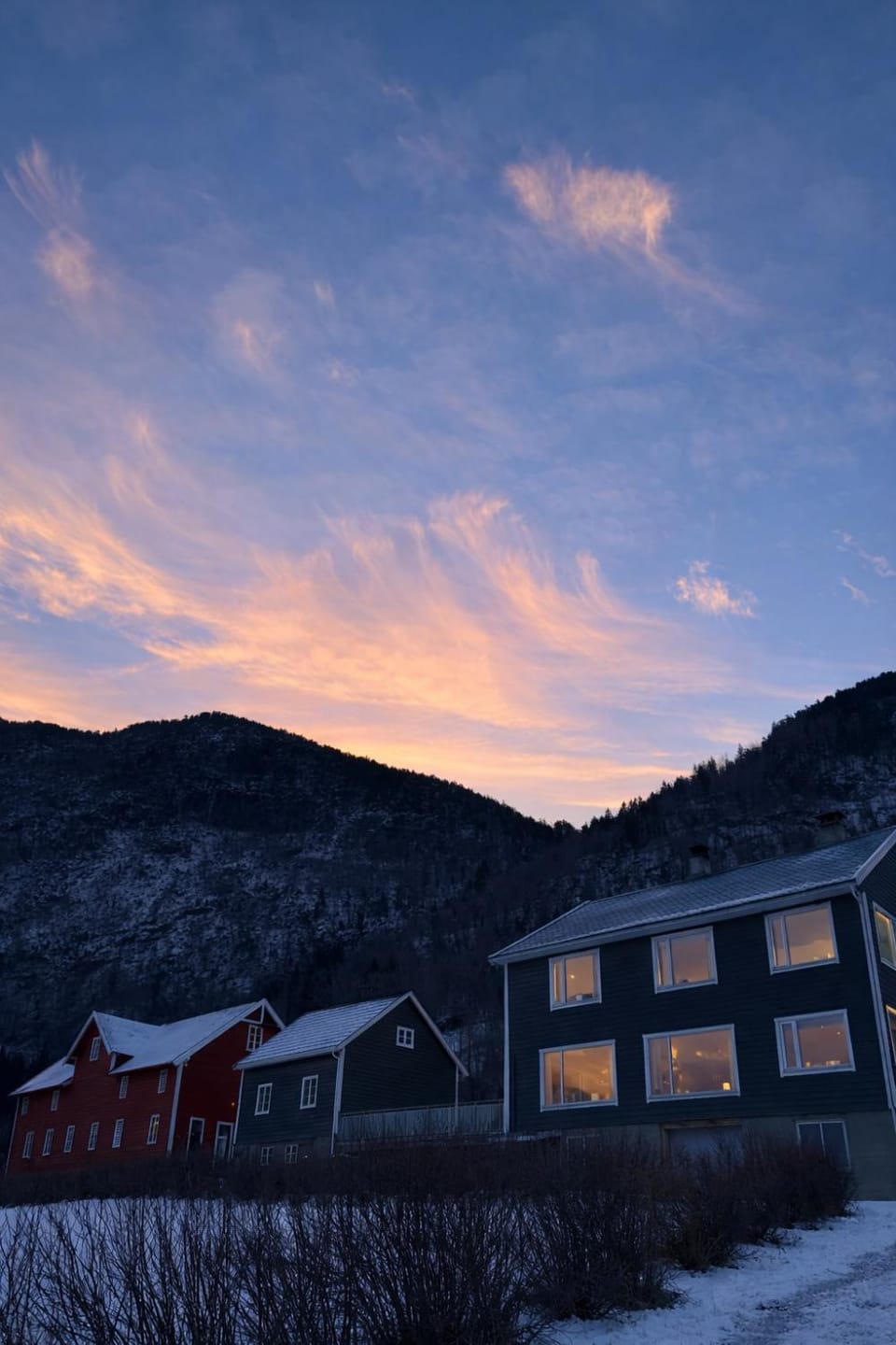 Private house on cider farm - fjord, beach & jetty Villa in Vestland