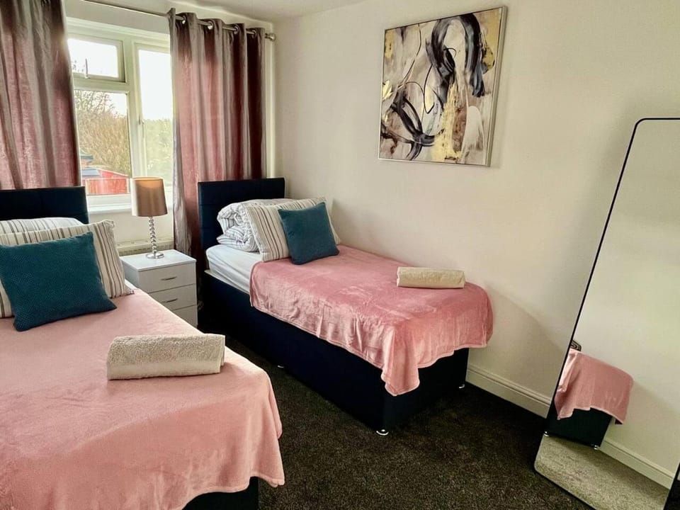 3 Bedroom House Free Parking Just Renovated Apartment in Sittingbourne