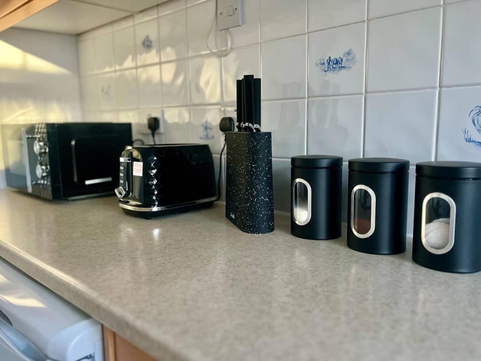 3 Bedroom House Free Parking Just Renovated Apartment in Sittingbourne