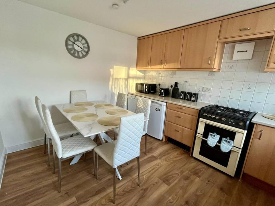 3 Bedroom House Free Parking Just Renovated Apartment in Sittingbourne