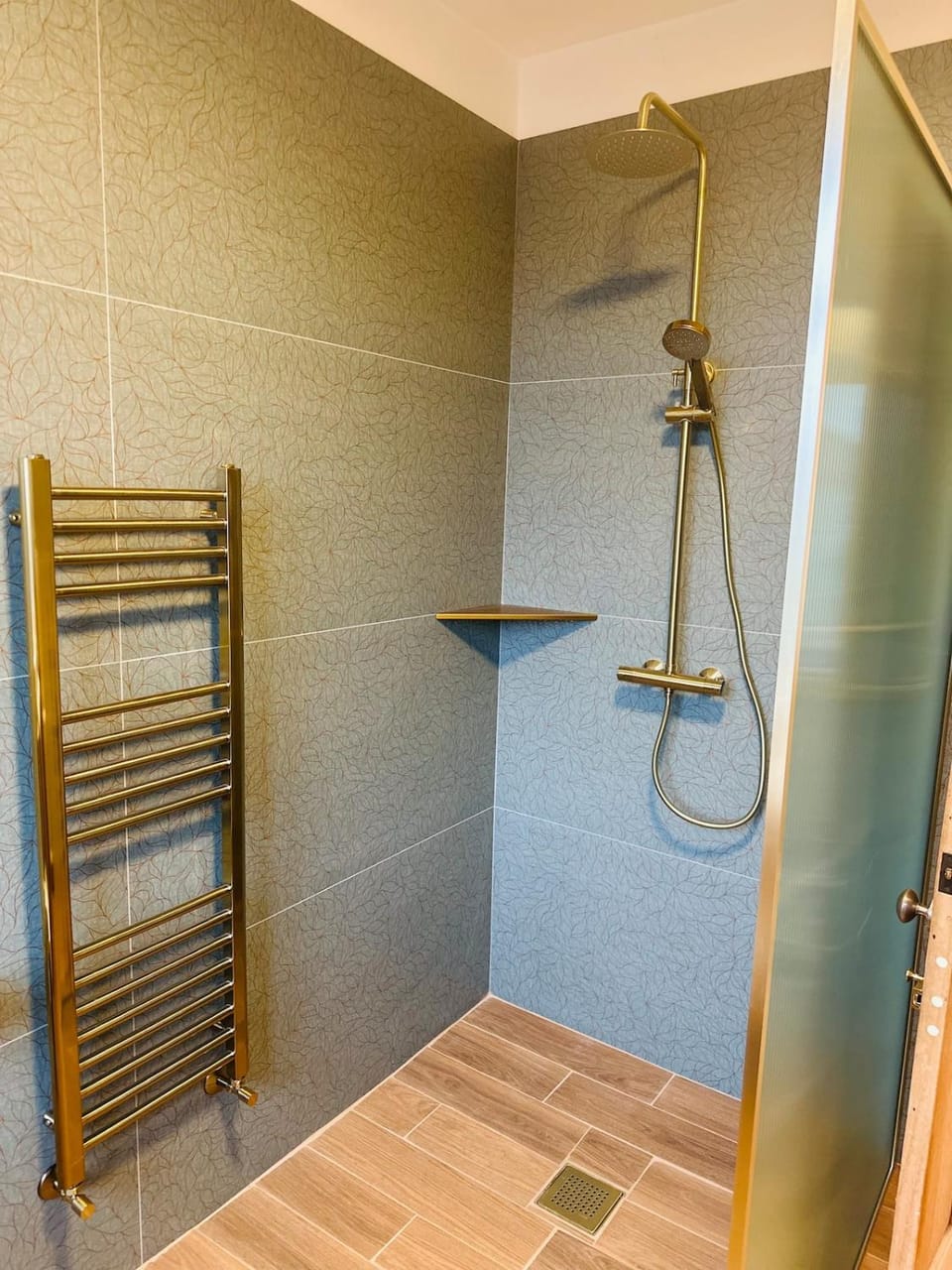 Shower, Toilet, Bathroom, heating, towels