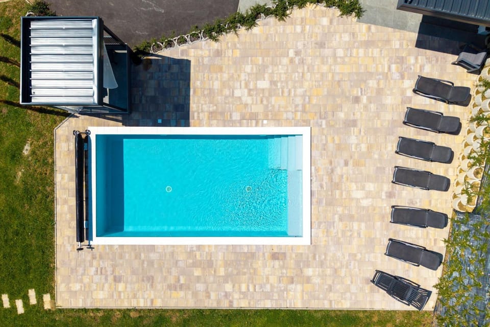 Day, Swimming pool, sunbed