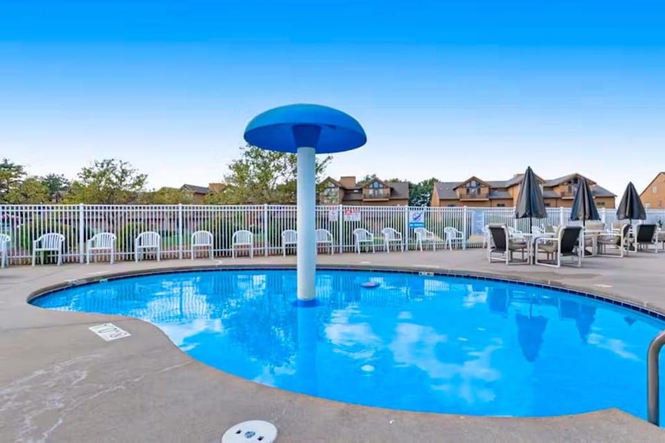 Sunset Condominiums: Golf View House in Castle Rock Lake