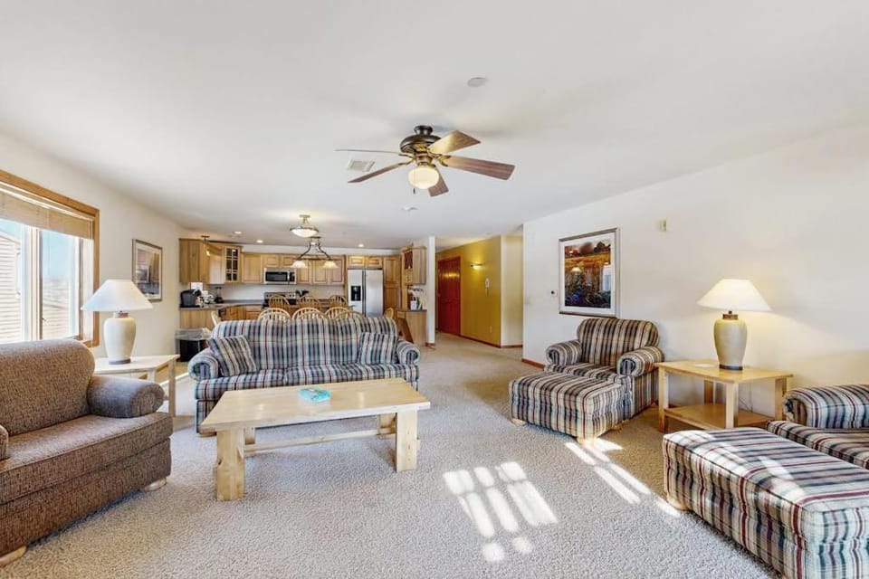 Sunset Condominiums: Golf View House in Castle Rock Lake