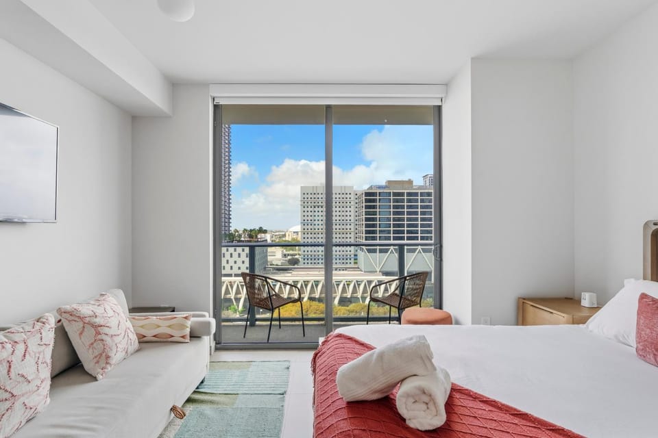 Bed, TV and multimedia, Seating area, towels