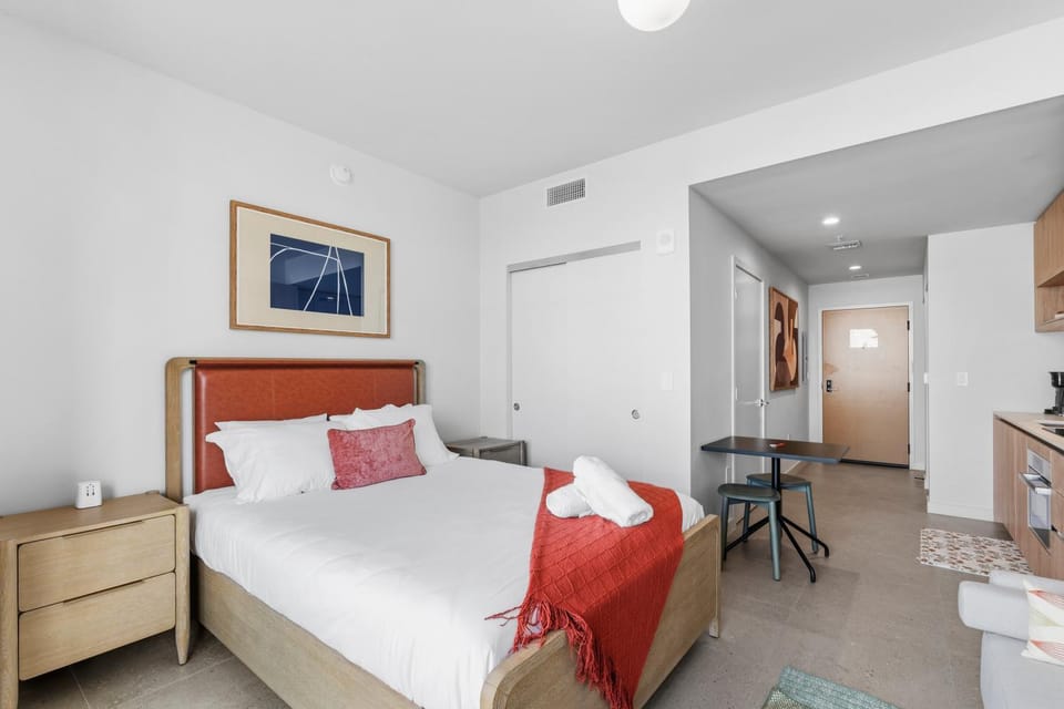 Bed, Seating area