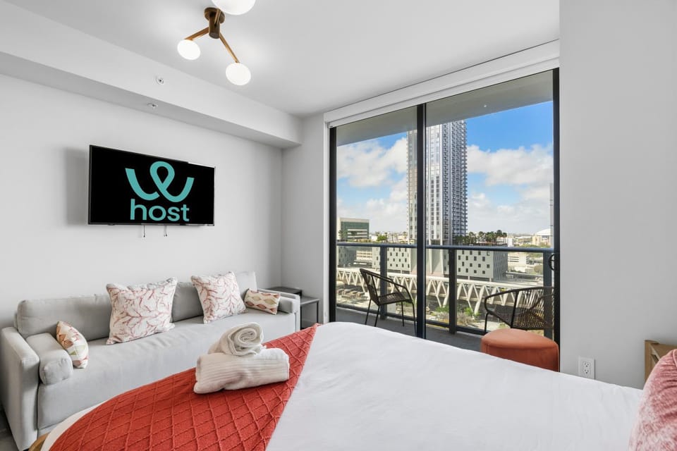 Bed, TV and multimedia, Seating area, towels