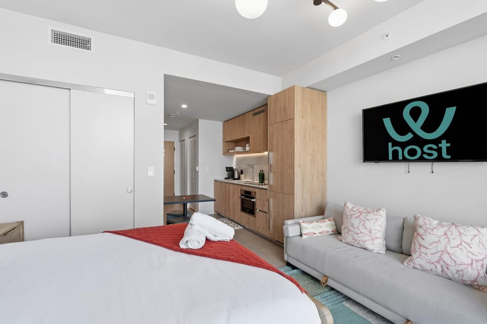 Bed, TV and multimedia, Seating area