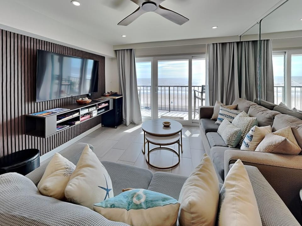 TV and multimedia, View (from property/room), Balcony/Terrace, Living room, Seating area, furniture