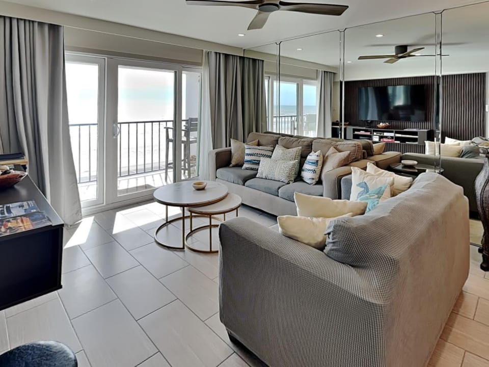 Day, TV and multimedia, View (from property/room), Balcony/Terrace, Living room, Seating area, furniture