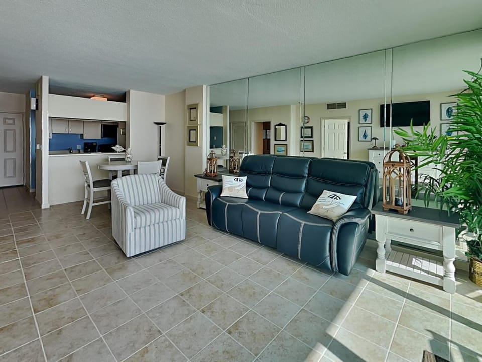 Day, TV and multimedia, Kitchen or kitchenette, Living room, furniture