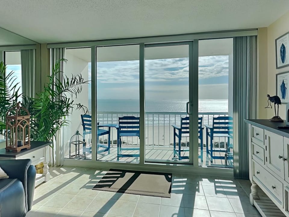 Day, View (from property/room), Balcony/Terrace, Living room, Seating area, Sea view, furniture
