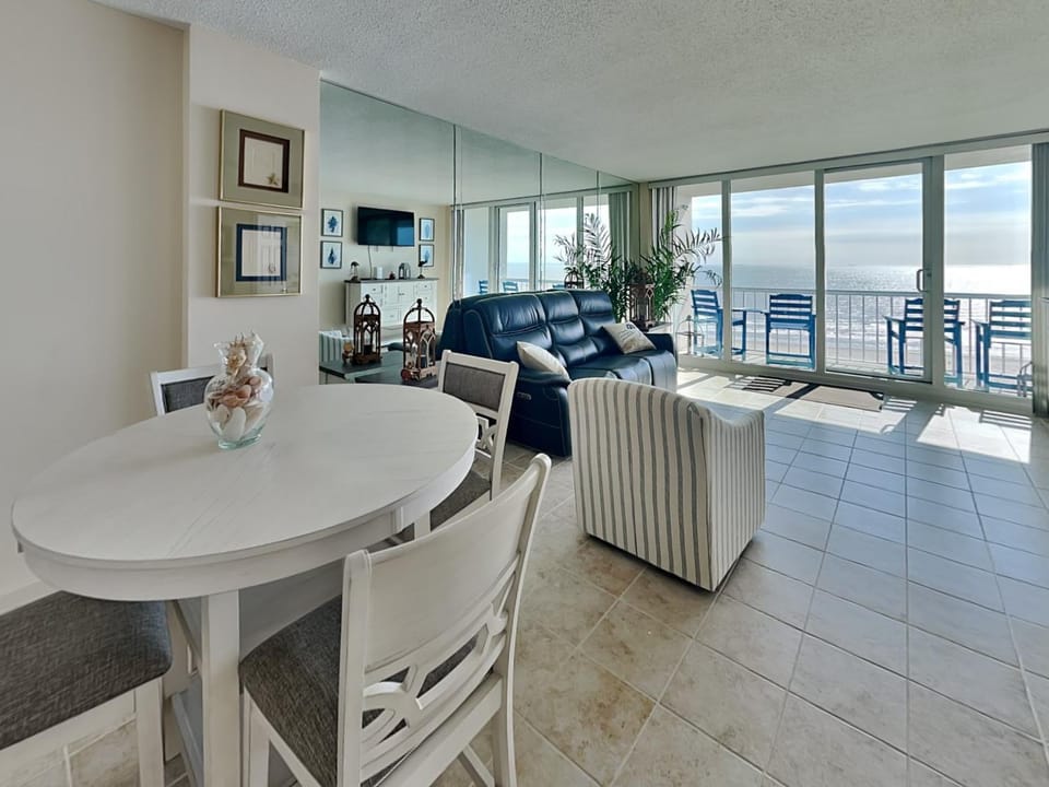 Day, TV and multimedia, Balcony/Terrace, Living room, Seating area, Dining area, Sea view, furniture