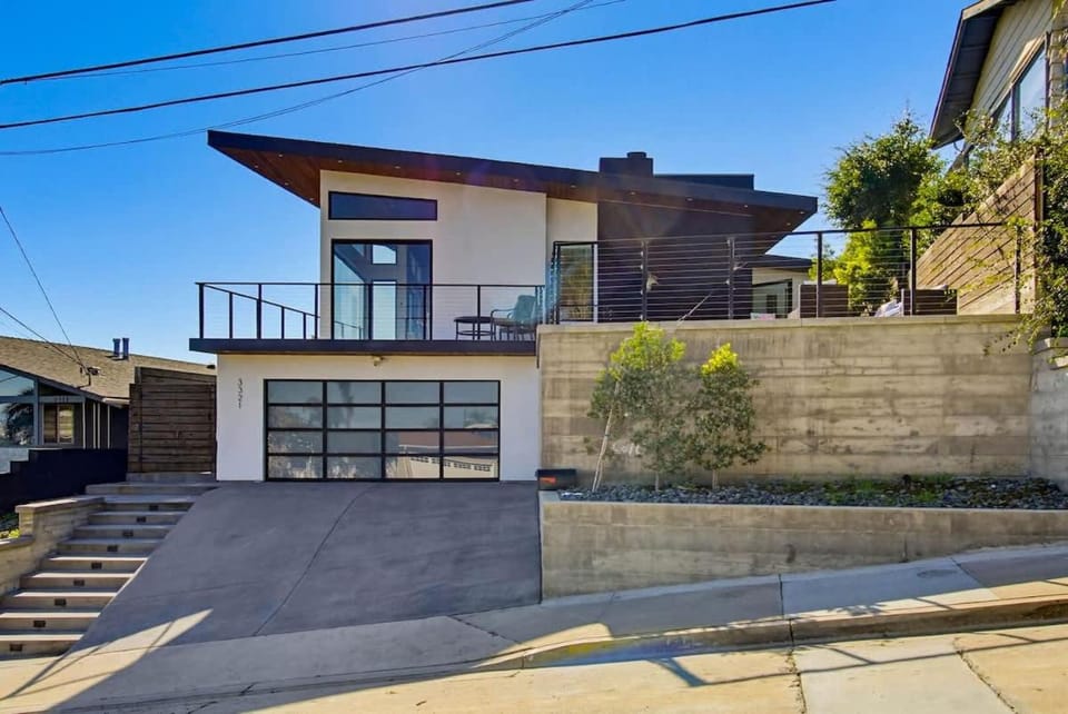 Harbor View - stunning 3 Bedroom 2.5 Bath modern home with panoramic views House in Point Loma