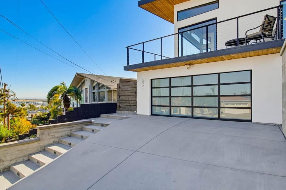 Harbor View - stunning 3 Bedroom 2.5 Bath modern home with panoramic views House in Point Loma