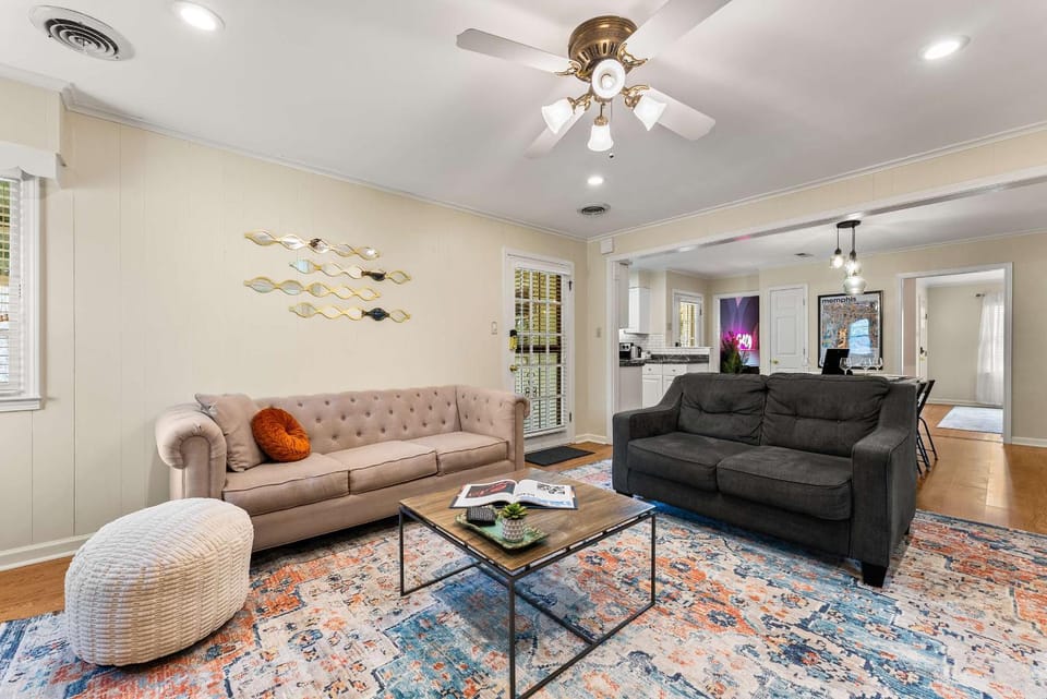 Modern Memphis Retreat - Sleeps 7 - Fireplace House in Memphis