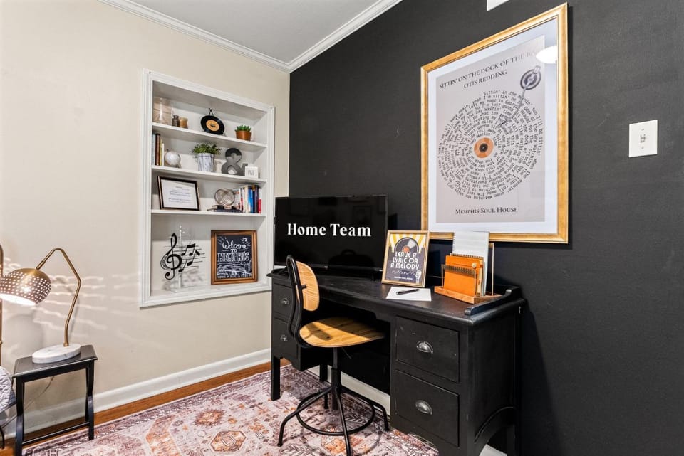 Modern Memphis Retreat - Sleeps 7 - Fireplace House in Memphis