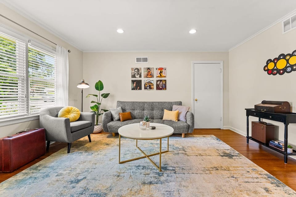 Modern Memphis Retreat - Sleeps 7 - Fireplace House in Memphis