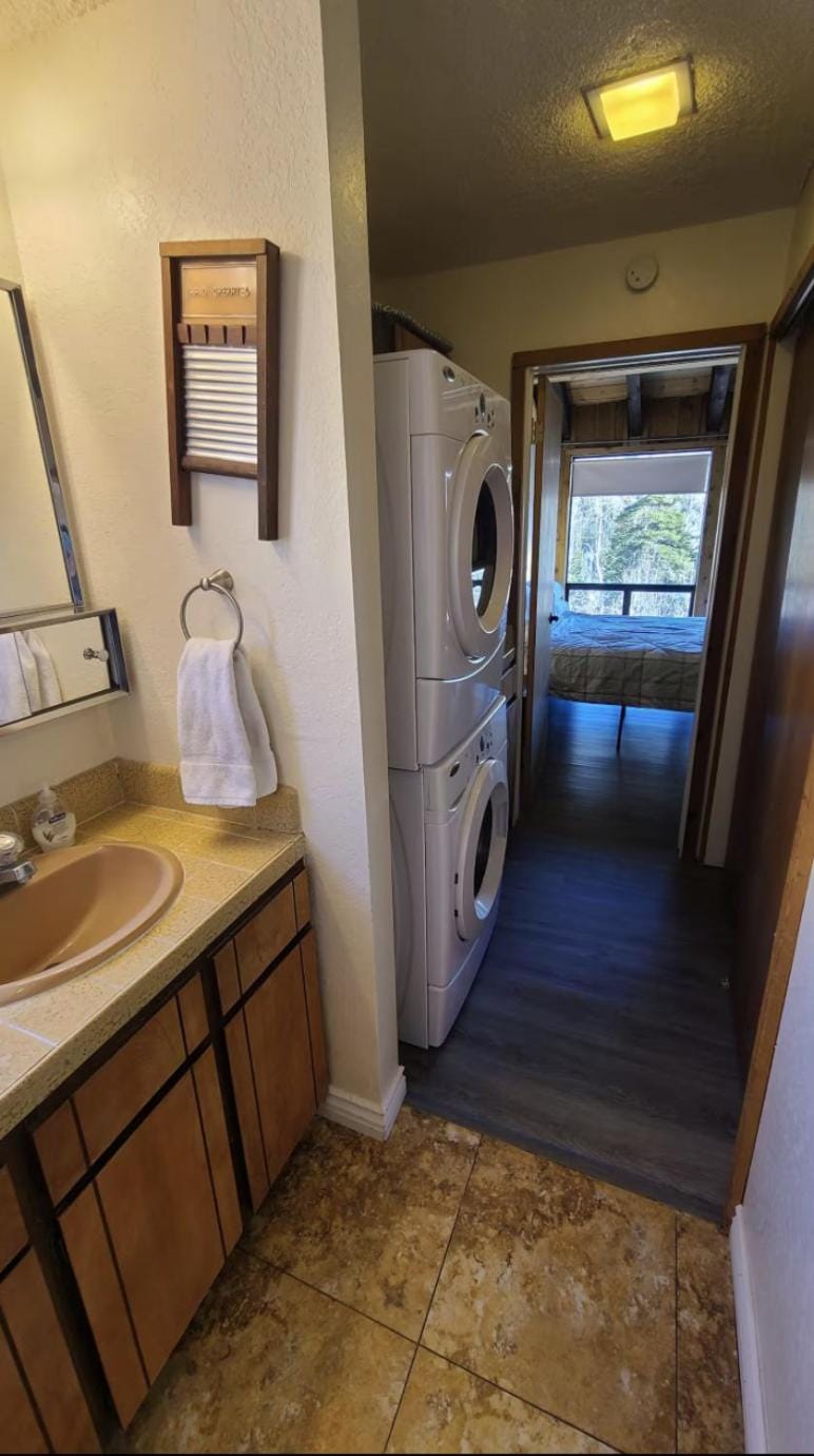 Aspen View Lodge 3 bed 2 bath, Sauna, Washer Dryer, Mtn Views Apartment in Brian Head